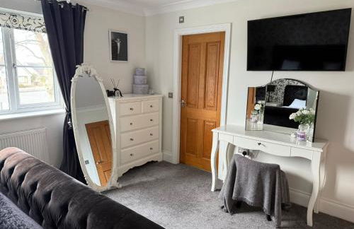 Rhuddlan 5-Bed House Sleeps 7 Pet-Friendly - Photo 5
