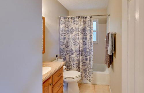 Coastal Oasis with Shared Pool, 2 Mi to Beach! - Foto 15