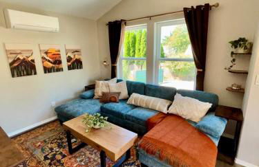 Colorful Comfort 3 Bedroom Home with Fenced yard - Foto 24