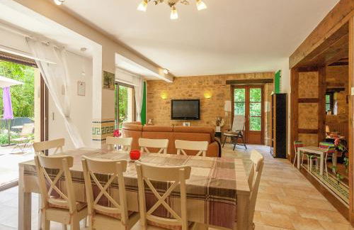 Spacious farmhouse with private heated pool in a rustic garden - Foto 48