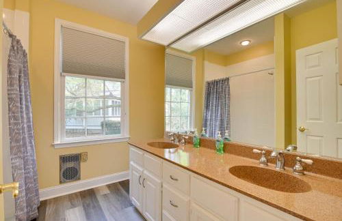 Cottage with Deck and Pool Access about 6 Mi to Beach - Foto 15