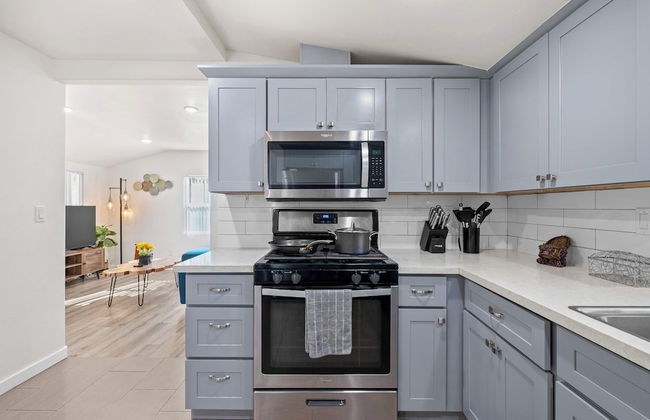 Charming Escape With Stylish Decor & Outdoor Space - Foto 18