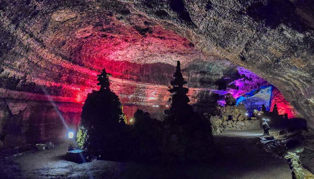 Você poderá visitar a Caverna Micheon