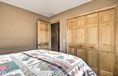 Breezy Point Cabin with Fire Pit - Walk to Lake - Foto 18