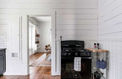 Restored 1930s Uptown Bungalow 2 min to Magnolia Silos - Photo 26