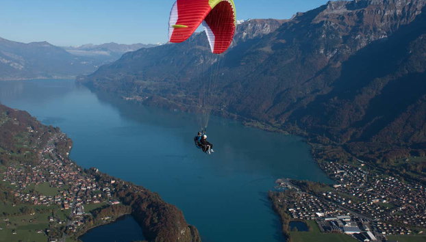 Paragliding in Interlaken - Foto 5, Flying over Lake Brienz