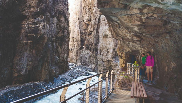 Admirando as paredes enormes do cânion