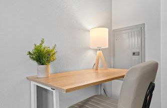 Modern King BR, Sectional, Pool, Gym, Near U of A - Foto 19