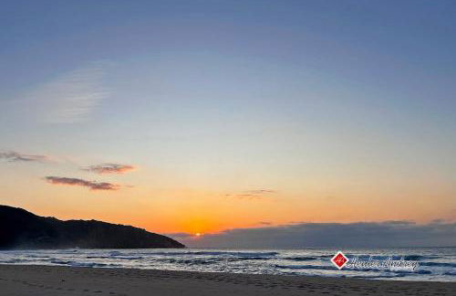 Cobertura Duplex no Campeche Florianópolis, 2 quartos com ar-condicionado, 3 banheiros, WiFi 1Gb, Cozinha completa, Estacionamento, Amplo terraço coberto com churrasqueira - Foto 31