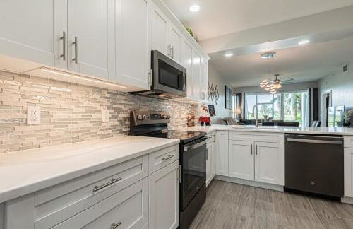 Greenlinks at Lely Luxury White Orchid Fully Renovated Modern 1st floor 3bdr Golf Resort Villa - Photo 6