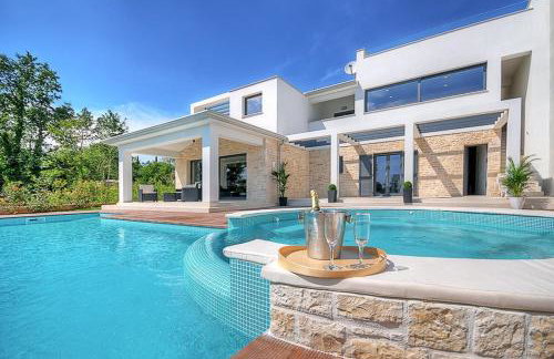 Villa Onyx for 12 people near Porec with 65 private pool and jacuzzi - Photo 11