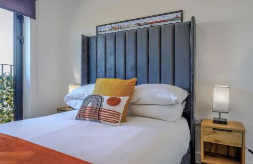 Stylish City Apartment with Juliette Balcony, Retro Games & Fast WiFi - Foto 7