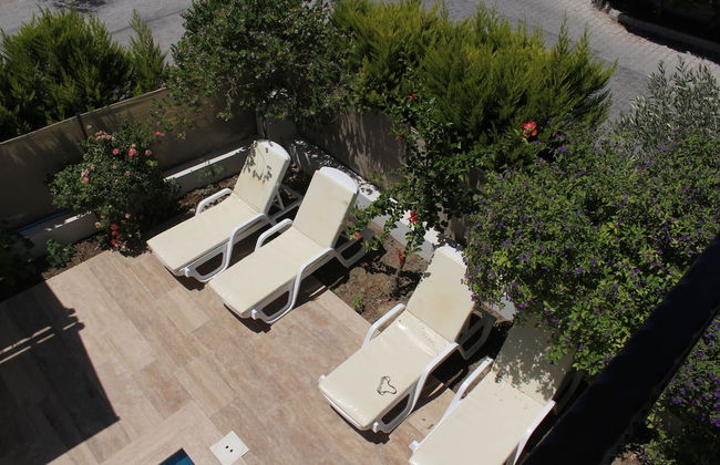 Villasevval-sleeps8-pool-bbq-ac-neartown - Photo 29