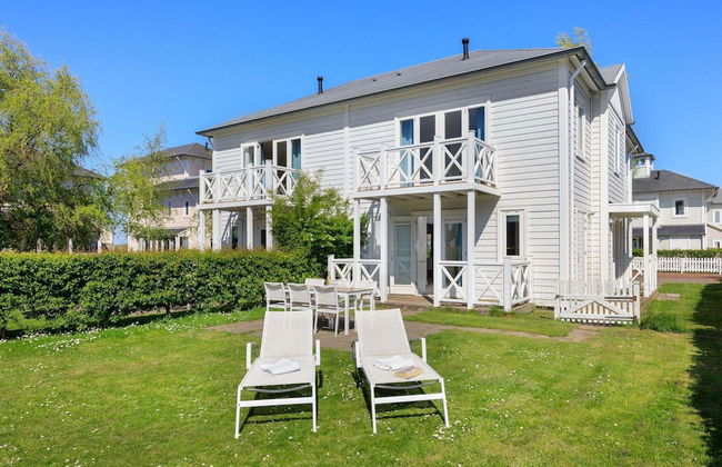 Villa in Hellevoetsluis Near North Sea Beach - Photo 1