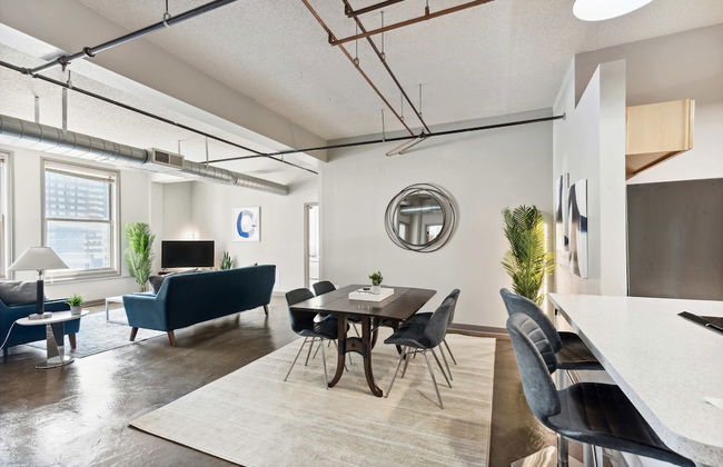 Spacious 2BR Downtown Retreat - Photo 42