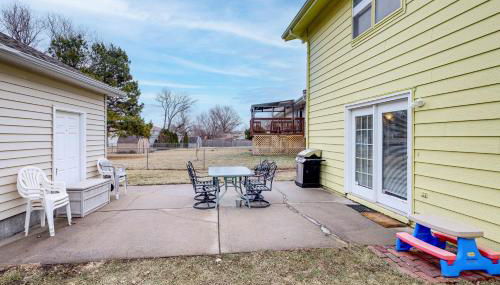 Bring the Family! Suburban Home with Yard in Omaha - Foto 4