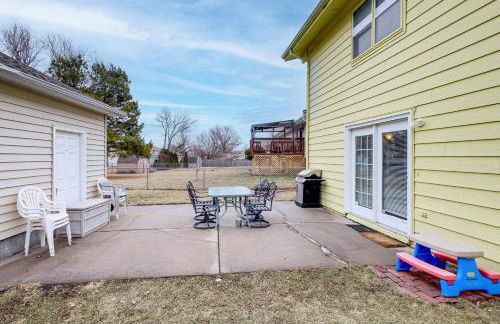 Bring the Family! Suburban Home with Yard in Omaha - Foto 4