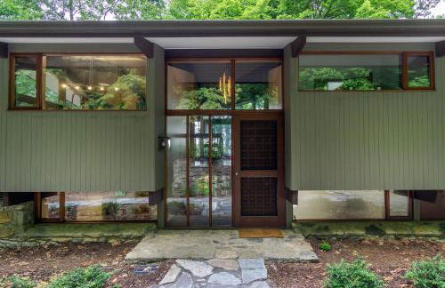 Retro Metro Deck House MCM Gem with Hot Tub & Spectacular Views! - Foto 17