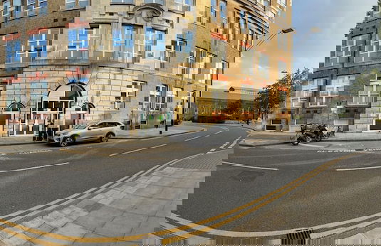 Beautiful 2-bed Apartment in London - Photo 29