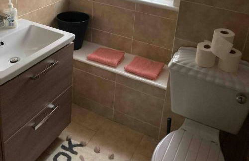 Budget friendly apartment with stairs Near Glasgow airport and Loch Lomond - Foto 4