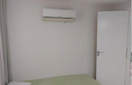 Vista para a lagoa - Enseada Azul, perto da Bacutia e Peracanga - Duas suítes Ar Condicionado - Varanda Gourmet - Lazer Completo, piscinas, quadras, sauna, pescaria, náutica, bar, restaurante, parques - Estacionamento e Portaria 24h - Foto 7