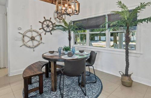 Hideout on the Hillsborough is a Gorgeous Renovated 3BR Pet Friendly Home on the Hillsborough River located in the North End of Seminole Heights - Foto 24