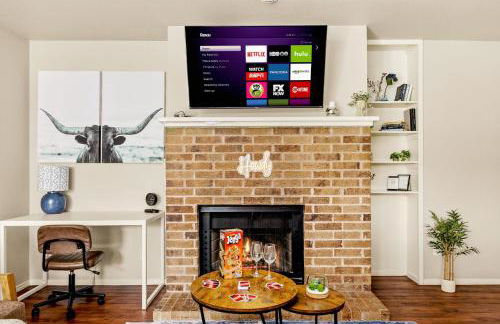 Serene SoCo Escape, Walk to Cafes and Free Parking - Photo 19