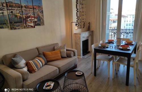 Pretty and quiet top floor 2 bedroom flat in the port area of Nice - Photo 3
