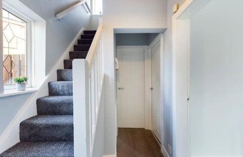 Stunning Family Home with Comfortable Surroundings by Our Home Short Stays ideally situated within Greater Manchester - Photo 22