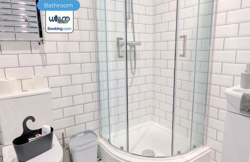 Spacious 5BR Family Home By WillCo Property Short Lets & Serviced Accommodation Derby With Games & Perfect For Contractors - Foto 20