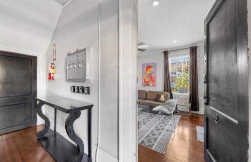 Retro 1BR in Elizabeth with Porch & Eclectic Design - Foto 18