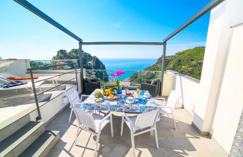 Admiring Amalfi - Photo 44