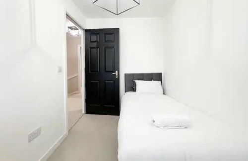 Superb 3 Bed Home Away from Home in Glasgow, just off M8 with free parking - Foto 26