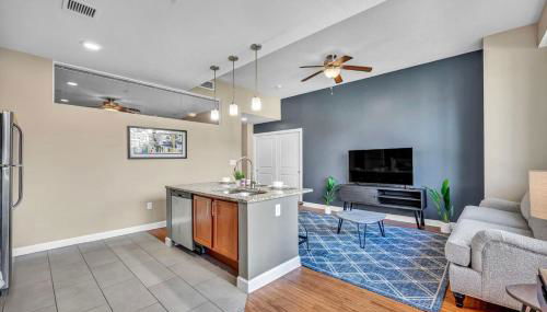 Modern Condo w/ Cathedral Views in Great Location - Foto 3