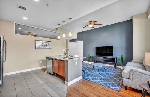 Modern Condo w/ Cathedral Views in Great Location - Foto 3