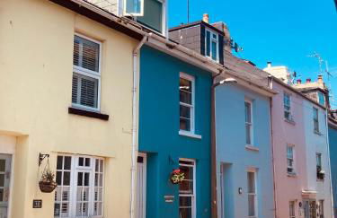 "FISHERMAN'S" Seconds from the Harbour & town centre with unlimited free parking nearby - Photo 1