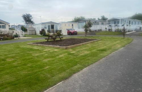 Seaside 2-Bed Caravan Retreat - Sleeps 6 & Parking - Foto 14
