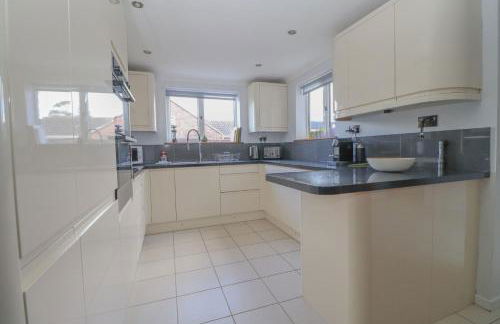 4 bed house 50 yards from the beach & lighthouse - Photo 10