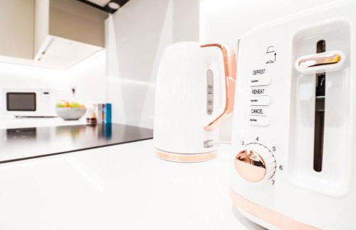 The Desborough Residence - Bright 1BR with Sofa Bed, Modern Lounge & Free Secure Underground Parking - Foto 5