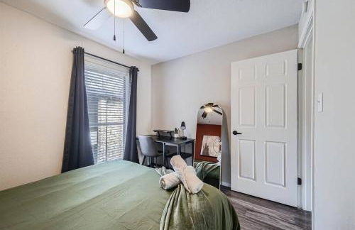 Your Modern 2B Getaway - W/D, Pool, Prkg - 10min to DTWN - Foto 16