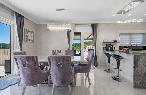 Villa VERONICA with CINEMA PROJECTOR by the HEATED POOL and JACUZZI - Foto 30