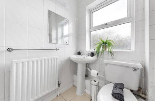 Cozylease 3 Bedroom Canary Wharf Family,Workcation, Fast WiFi, Workspace,1 stop to City - Photo 45