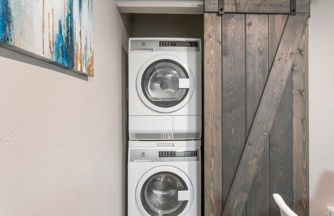 Soco 2BR Comfy Suite w Pool King bed Fast Wifi - Photo 5