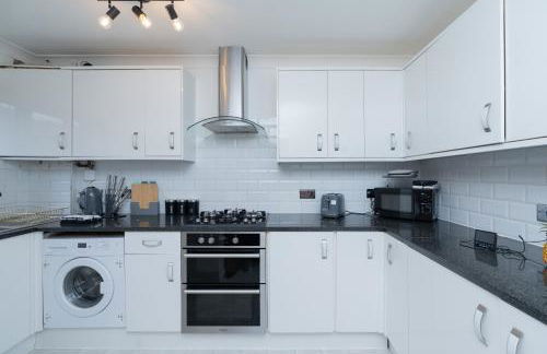 Open Mind Property - 3 Bed Home with Free Parking - Foto 8