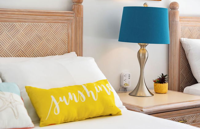 Partial Ocean View Condo with 2 Beds and Parking - Foto 16