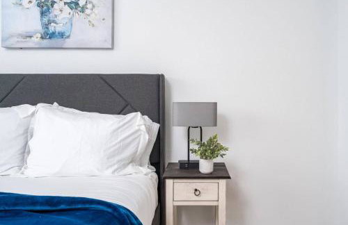 Stylish & Chic 2BR Townhome | Close 2 Bch. - Foto 16