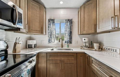 Luxury Home with Hot Tub & Outdoor Oasis blocks from the Beach - Foto 34