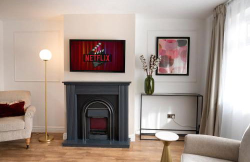 4BR Home and Parking with CCTV Contractors & Family - Photo 21