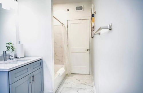 Less than 1mi to Little Caesars Arena, 2BR with Free Parking - Foto 17