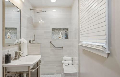 Stylish Hot Tub Retreat with Ping Pong home - Foto 53